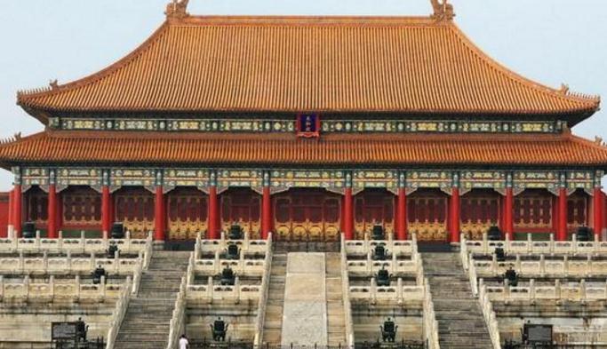 在中国古代,建筑等级制度是按照人的社会地位来规定,建筑物的式样和